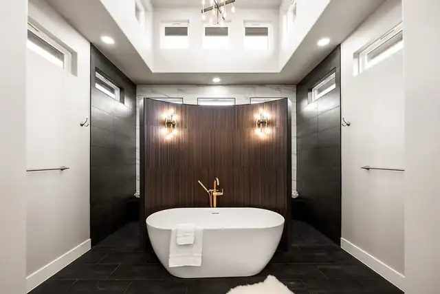 Freestanding tub & feature wall